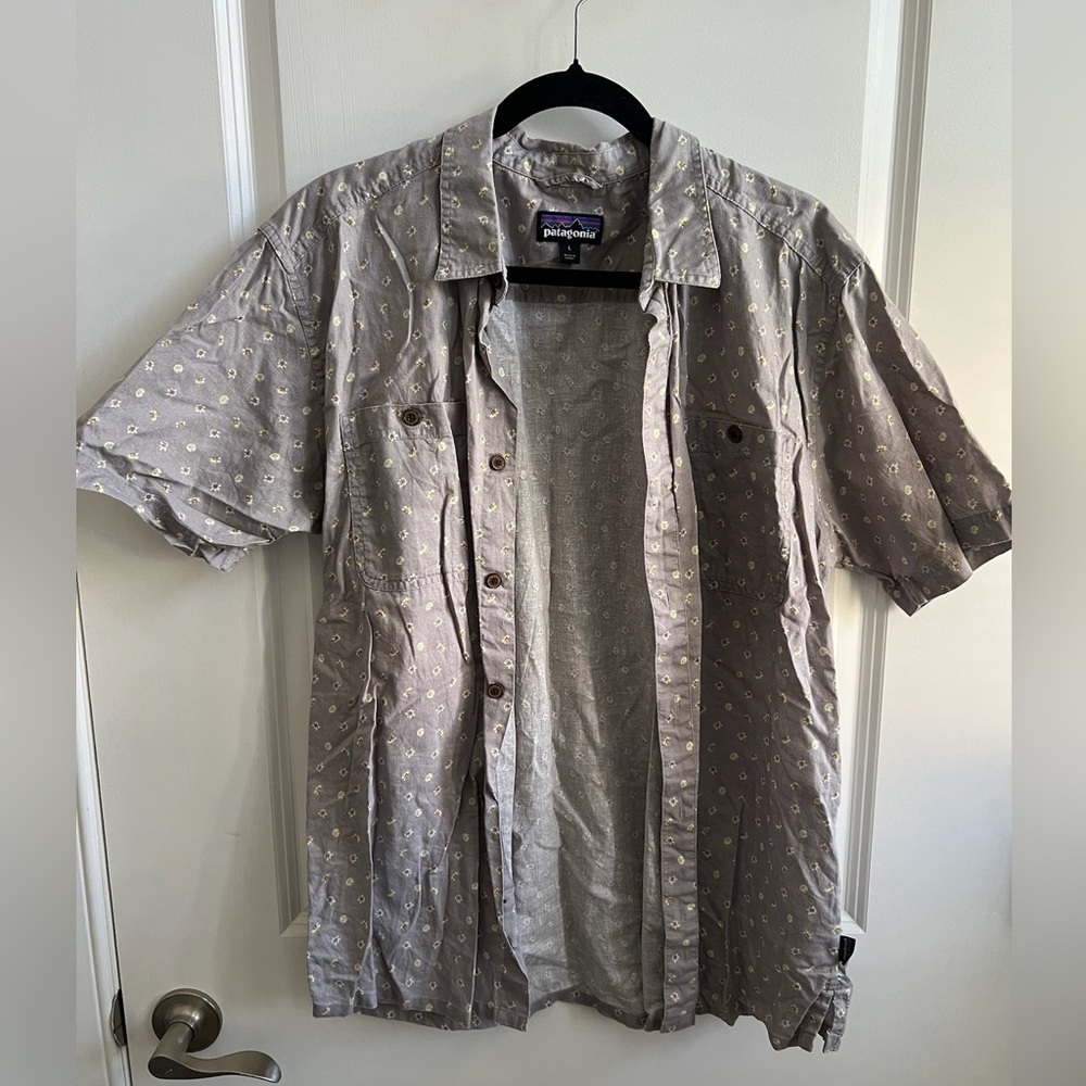 Patagonia Short-Sleeve Button-Up Shirt — Light Gray with Subtle Floral